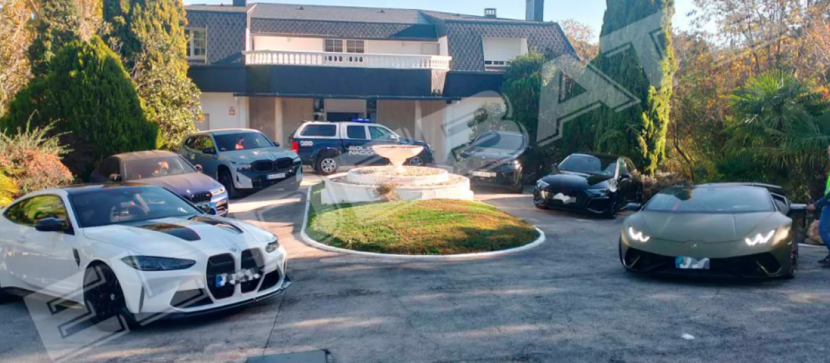 Coches de lujo y casa del jefe policial detenido, en la entrada de su chalé en Alcalá de Henares (Madrid)