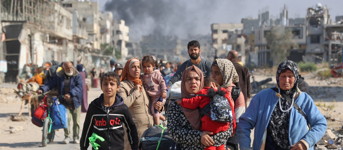 Palestinos evacuando una zona de Gaza tras un aviso israelí