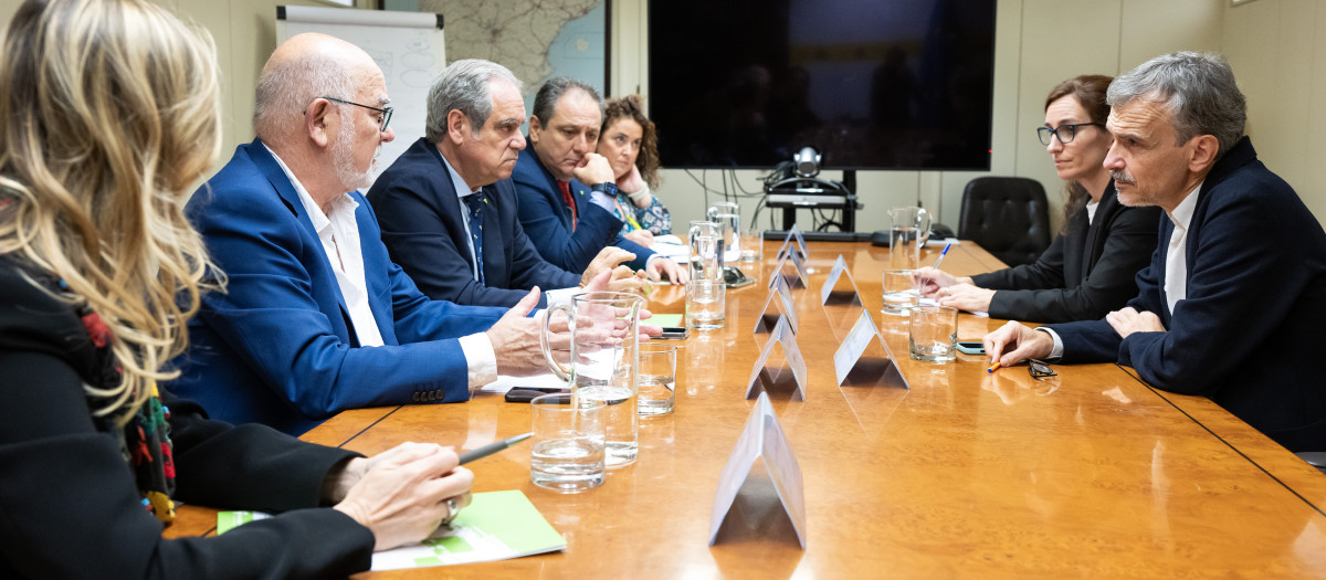 Mónica García reunida con Jesús Aguilar, presidente del Consejo General de Colegios Farmacéuticos