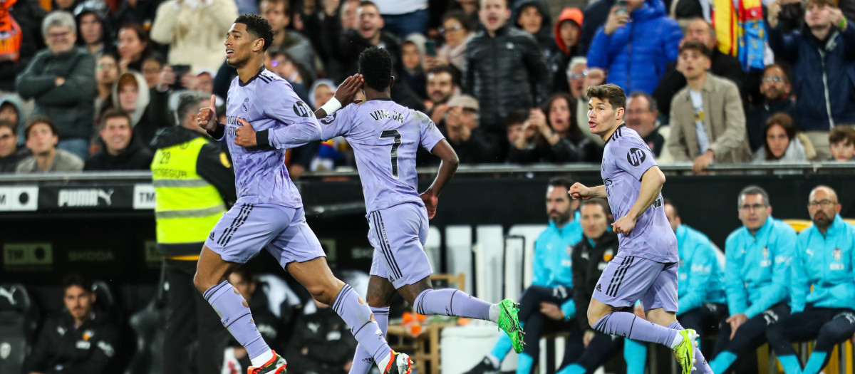 Vinicius Junior celebra uno de los dos goles que anotó la temporada pasada ante el Valencia en Mestalla