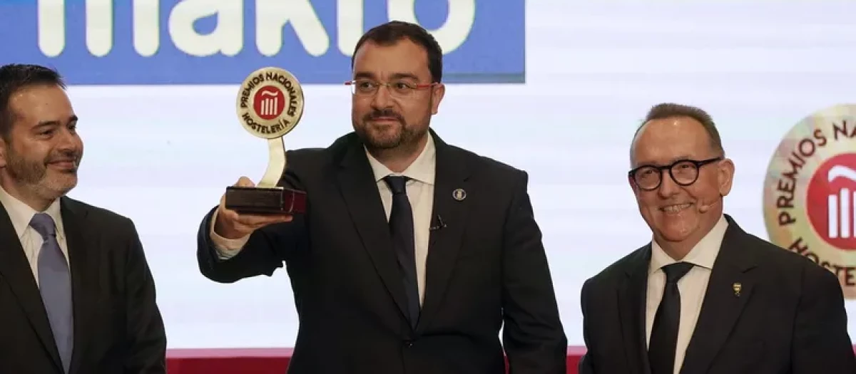 El Presidente del Principado, Adrián Barbón, tras recoger el premio a la sidra asturiana durante la entrega de los Premios Nacionales de Hostelería