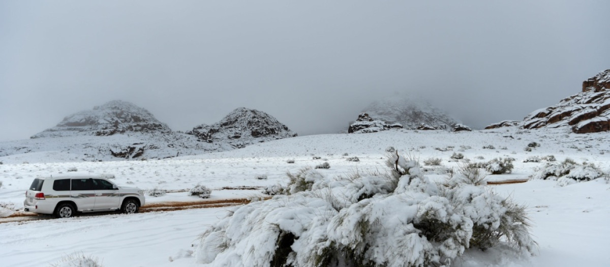 Nieve en pleno desierto en Arabia Saudí