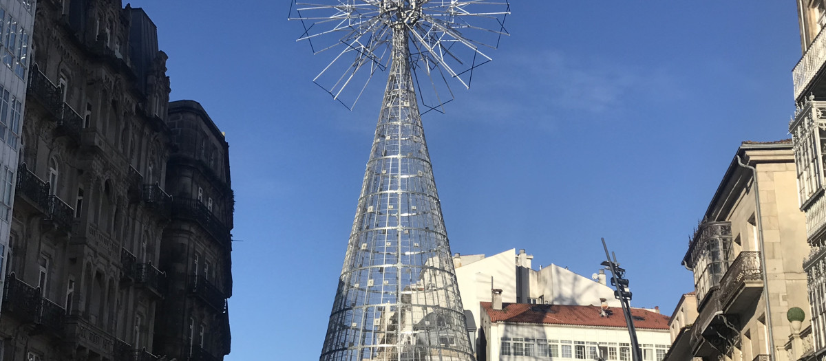 El árbol en la Puerta de Sol de Vigo desde donde se procederá a la inauguración de las luces