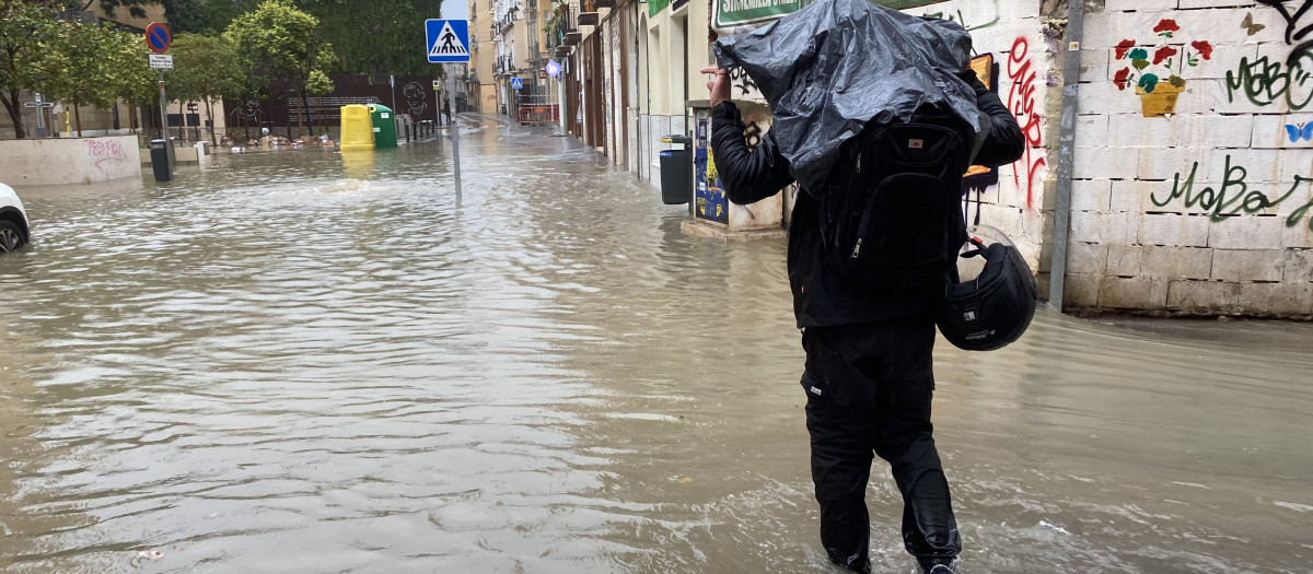 MA07. MÁLAGA, 13/11/2024.- Un hombre observa el aspecto que presenta el río Guadalmedina a su paso por Málaga este miércoles en el que las fuertes lluvias y granizo que se registran están causando inundaciones y acumulación de grandes balsas en algunas de las principales avenidas de todos los distritos de la ciudad.EFE/María Alonso