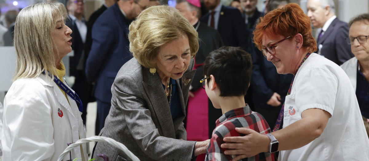 Doña Sofía conversa con un paciente en la Fundación Instituto San José