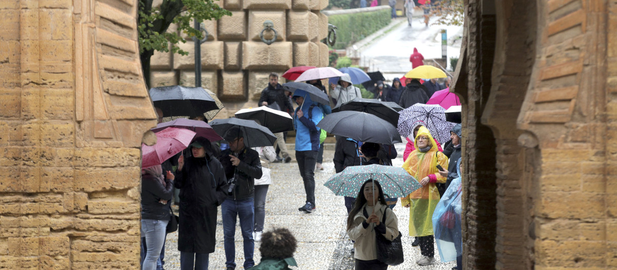 El Patronato de la Alhambra mantiene la actividad diaria pese a los avisos meteorológicos y capea la tormenta con el trabajo previo, un refuerzo de los controles de arquetas y el arbolado de zonas sensibles que se suma a cierta flexibilidad en los accesos a los Palacios Nazaríes