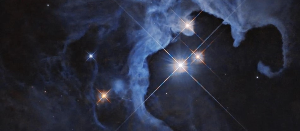 Esta imagen del telescopio espacial Hubble capta un sistema de tres estrellas que puede albergar planetas potencialmente habitables