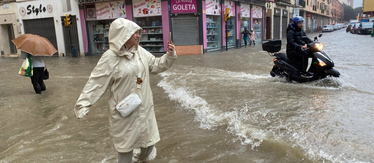 Más de 140 litros por metro cuadrado anegan las principales calles de la ciudad de Málaga