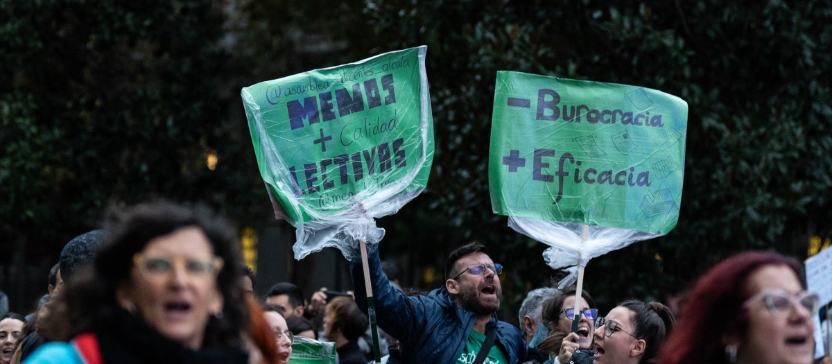 Decenas de personas durante una manifestación por la educación pública