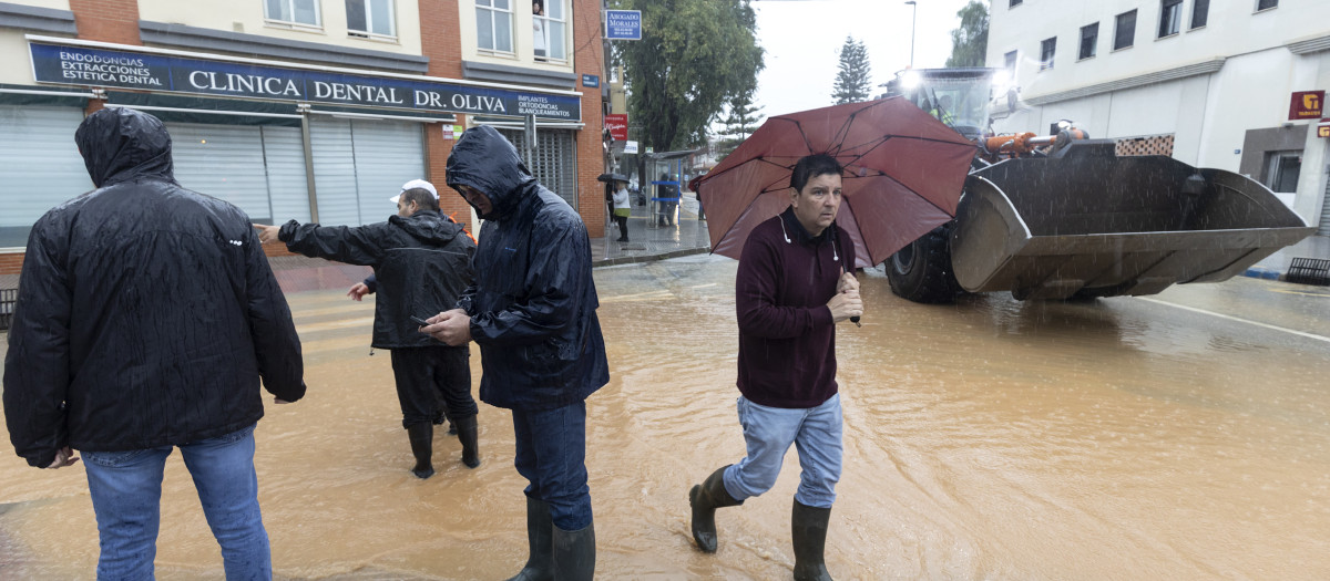 Barriada de Campanillas en Málaga, en la que el paso de la dana ha obligado a nuevos desalojos preventivos en el río Campanillas ante su posible desbordamiento, que se suman a los de 3.000 personas en la ribera del Guadalhorce, y ha anegado el centro de la capital, la mayor parte de la provincia malagueña se encuentra en aviso rojo por fuertes lluvias este miércoles.EFE/Daniel Pérez