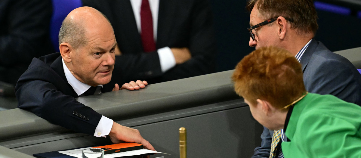 El canciller alemán Olaf Scholz habla con los directivos del Bundestag (Parlamento)