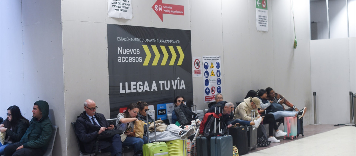 Varias personas con maletas en la estación de tren de Chamartín, a 30 de octubre de 2024, en Madrid (España)