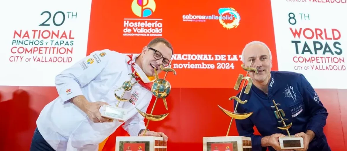 Teo Rodríguez y Álvaro Tizón posan con sus trofeos