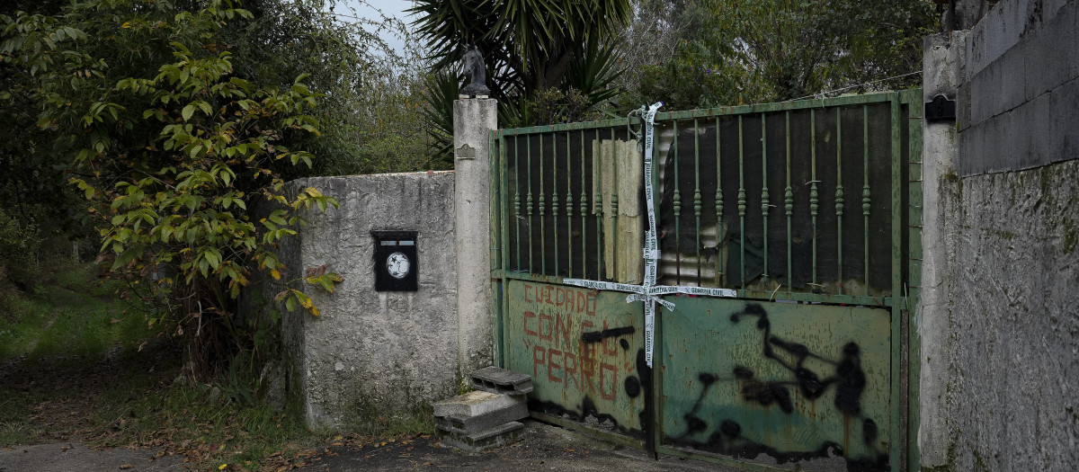 (Foto de ARCHIVO)
Puerta de la casa donde ocurrieron los hechos, a 8 de noviembre de 2024, en Baiona, Pontevedra, Galicia (España). La Guardia Civil investiga la muerte violenta de una mujer de 36 años de edad, cuyo cadáver ha sido localizado a primera hora de la mañana en una vivienda en Baiona (Pontevedra). El cuerpo presentaba golpes y signos de violencia, y si bien habrá que esperar a la autopsia para concretar la causa del fallecimiento, la investigación se centra en un posible homicidio por violencia de género. Por el momento, no se han producido detenciones en relación con este crimen, pero se está buscando a su expareja, a la que había denunciado por violencia de género y que tenía una orden de alejamiento.

PAVI / Europa Press
08 NOVIEMBRE 2024;ASESINATO;CRIMEN;MACHISTA;MUERTE;EXPAREJA;VIOLENCIA
08/11/2024