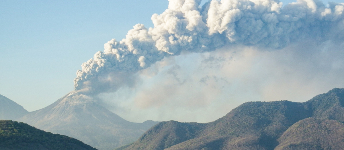 El volcán Lewotobi Laki Laki en Indonesia en erupción