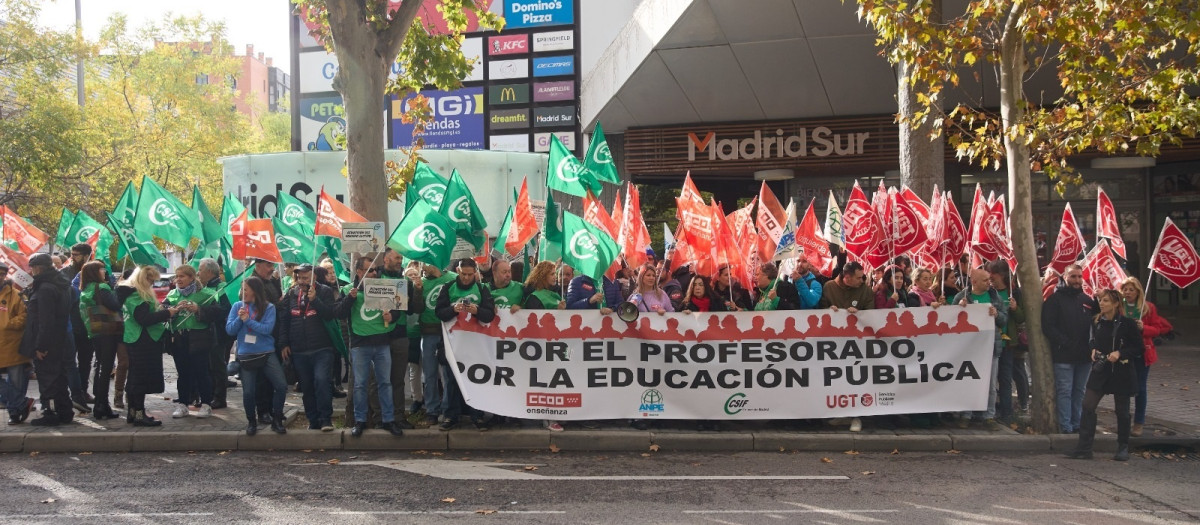 Docentes se concentran frente a la Asamblea de Madrid para exigir una bajada del horario lectivo y la libre elección de jornada