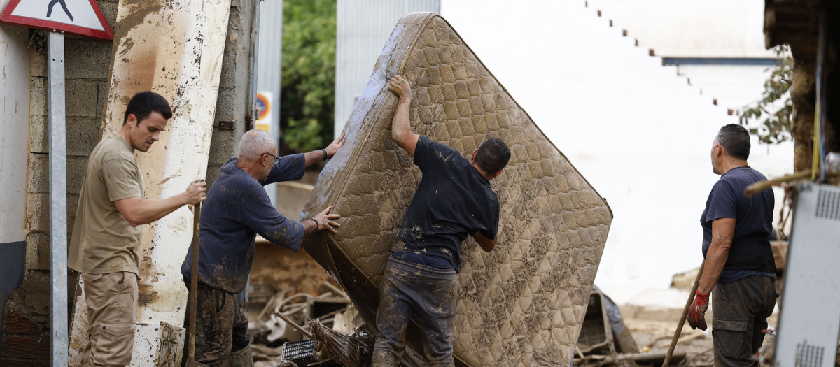 Labores de limpieza en la localidad malagueña de Benamargosa, este jueves, tras las fuertes lluvias