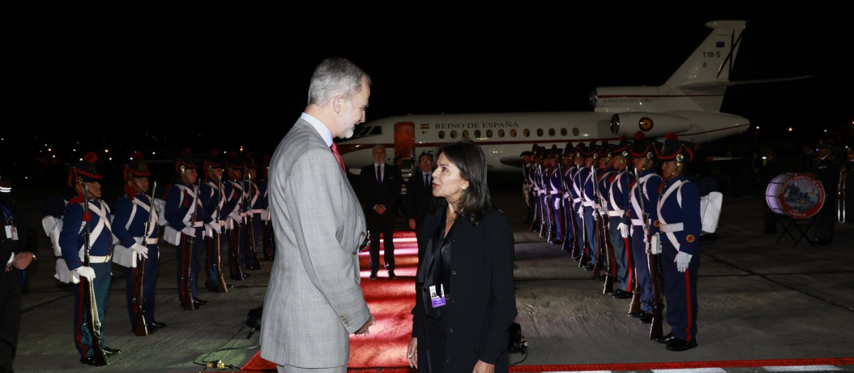 Don Felipe conversa con la directora de Ceremonial y Protocolo de la República del Ecuador, Verónica Peña, tras el recibimiento