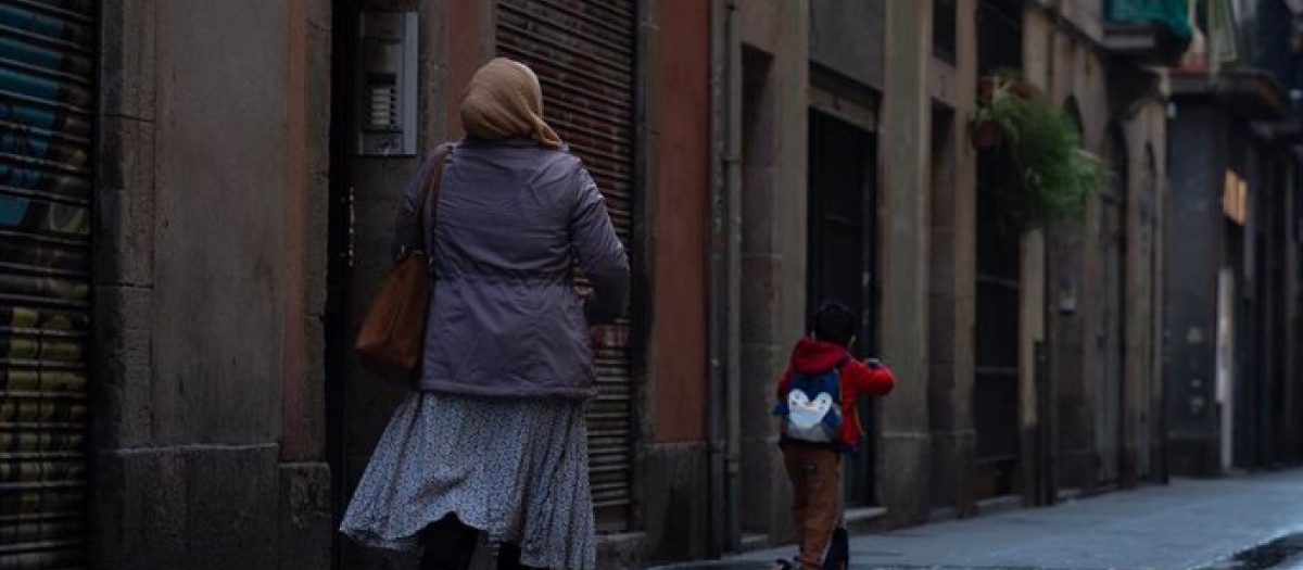 Una mujer camina por una calle del centro de Barcelona