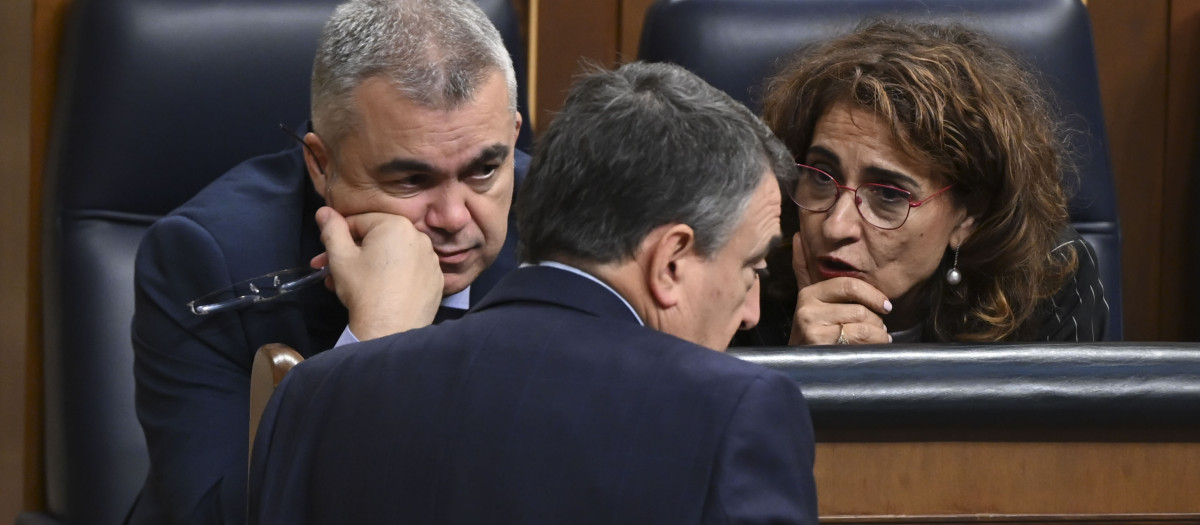 Montero junto al secretario de Organización del PSOE y el portavoz del PNV