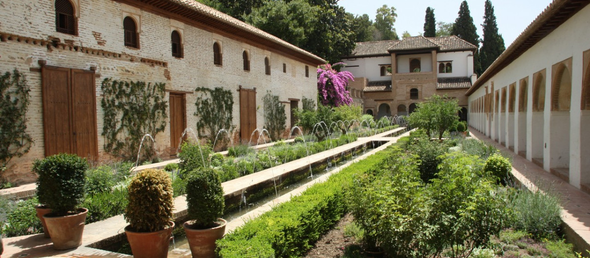 La Alhambra de Granada es el monumento español más admirado. Sin embargo, es algo más que un monumento. El antiguo complejo palaciego nazarí es también un espectacular museo que muchos países europeos miran con cierta envidia y admiración. Su museo acoge una colección única de piezas hispanomusulmanas esenciales para entender la, en ocasiones olvidada, exuberante historia de la España musulmana: su arte, su compleja política, su sociedad, su pensamiento, su ciencia… El museo acoge piezas hispanoárabes que van desde la conquista musulmana en el 711 hasta el fin de la Reconquista con la toma de Granada por los Reyes Católicos en 1492.