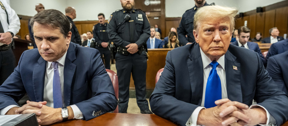 Trump junto a Todd Blanche en un juicio en Nueva York