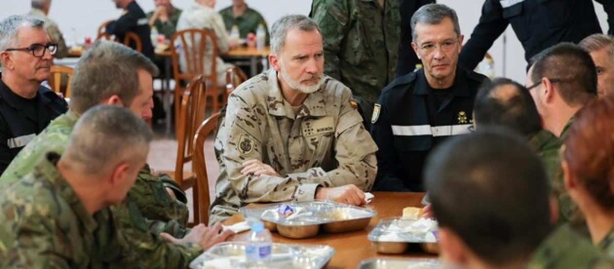 Don Felipe, en el comedor de tropa de la base militar de Bétera (Valencia) con los efectivos que trabajan en la catástrofe