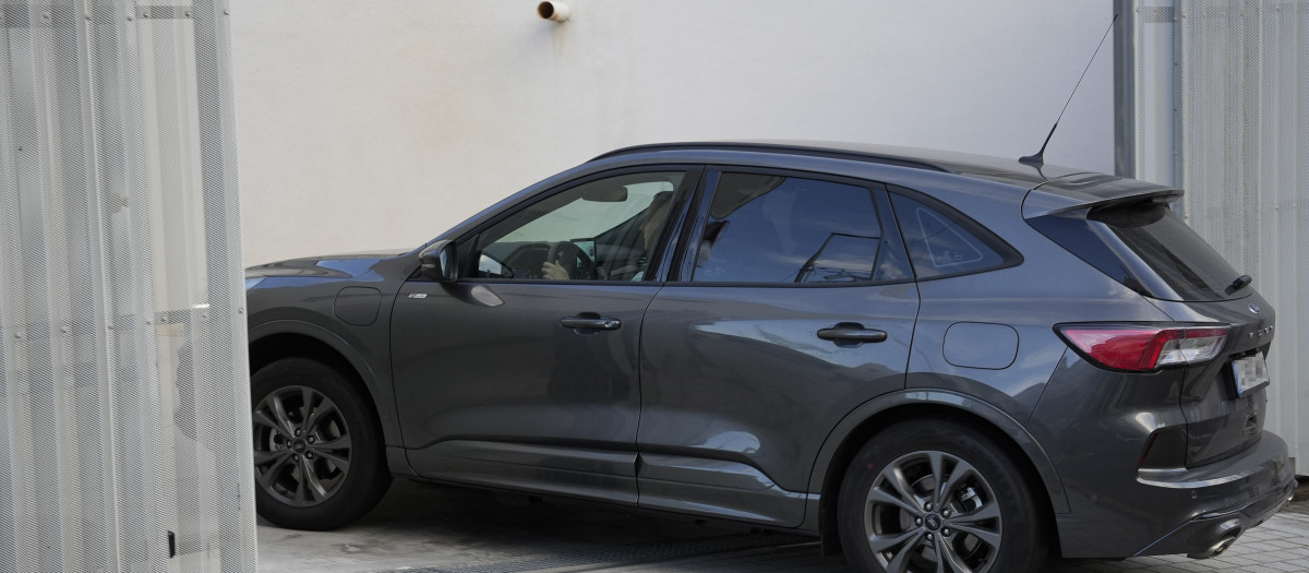 El detenido accede en un coche a la Ciudad de la Justicia de Vigo para comparecer ante el juez, a 15 de noviembre de 2024