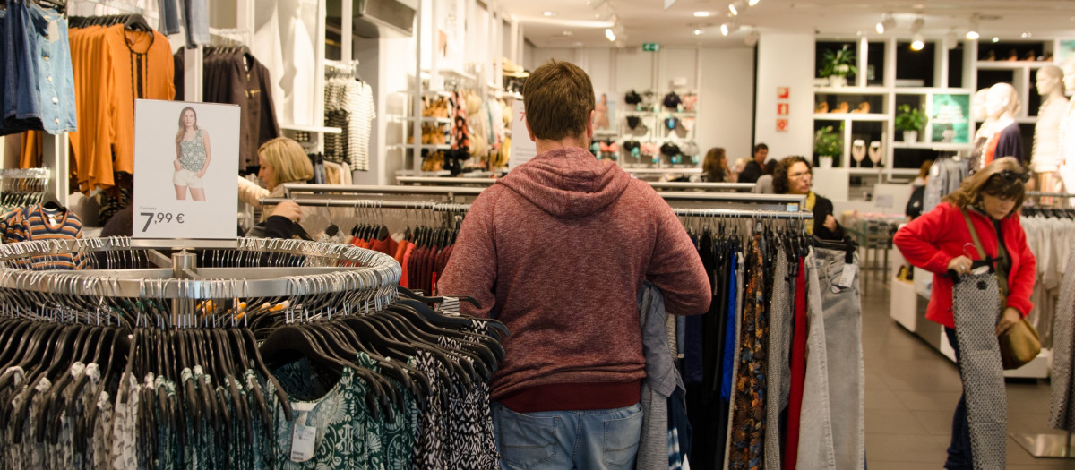 Consumidores en una tienda de ropa