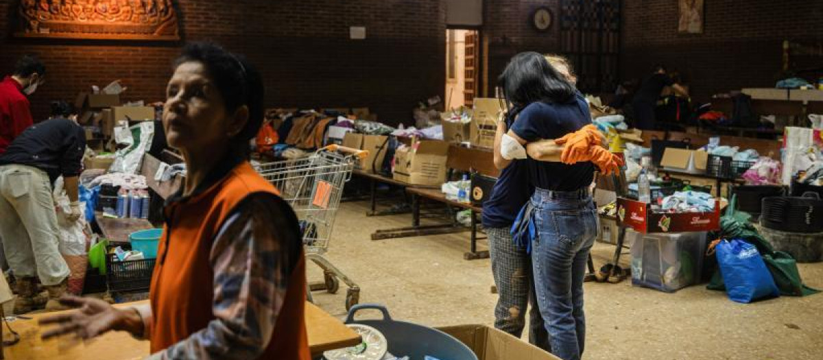 Abrazo de dos voluntarias en uno de los pueblos afectados de Valencia