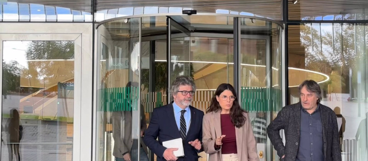 El vicepresidente de Junts Toni Castellà, la portavoz parlamentaria, Mònica Sales, y el diputado Jordi Munell.

La portavoz de Junts en el Parlament, Mònica Sales, ha asegurado este viernes que descartan negociar el proyecto de Presupuestos de 2025 con el Govern al considerar que está "atrapado" por ERC, los Comuns y el PSOE.

CATALUÑA ESPAÑA EUROPA BARCELONA POLÍTICA