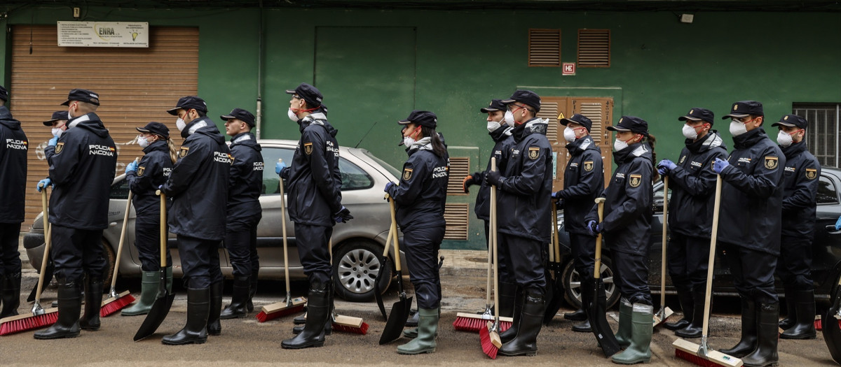 Alumnos policías que se incorporaron la semana pasada a las labores de limpieza y ayuda en Valencia