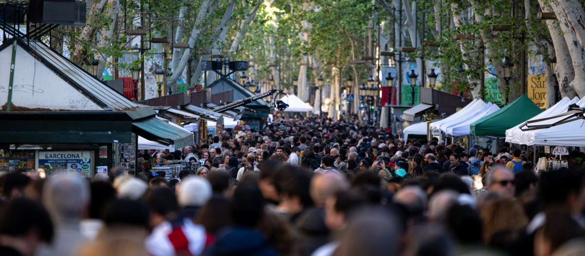 (Foto de ARCHIVO)
Cientos de personas visitan las paradas durante el día de Sant Jordi 2024, a 23 de abril de 2024, en Barcelona, Catalunya (España). Barcelona acoge como cada año la festividad de Sant Jordi y engalana la ciudad de rosas rojas. Además, la actividad principal del día es que centenares de escritores firman sus libros en 425 puestos por el Día Internacional del Libro. Este año, la festividad se extiende desde la Rambla hasta el distrito de Gràcia.

Lorena Sopêna / Europa Press
23 ABRIL 2024;SANTO JORDI;LIBROS;DIA DEL LIBRO;
23/4/2024