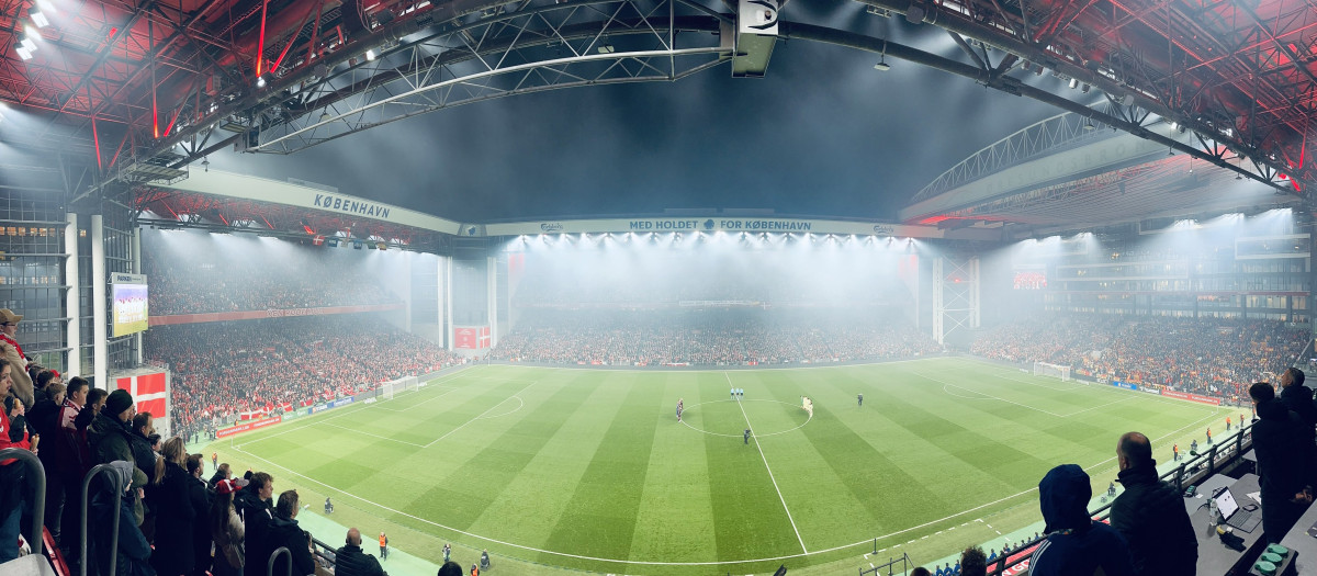 El Parken Stadion de Copenhague se rindió a las víctimas de la DANA