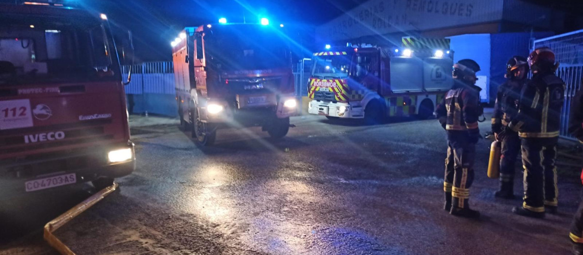 Bomberos intervinientes en el incendio de Lucena