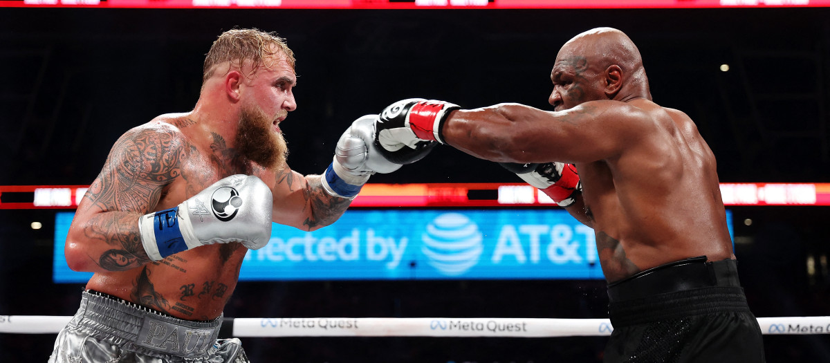 Mike Tyson y Jake Paul, durante el combate