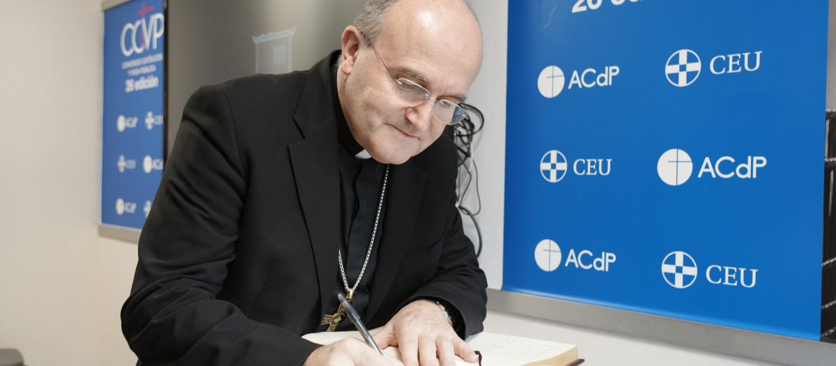 Monseñor Munilla firma en el libro de honor del Congreso