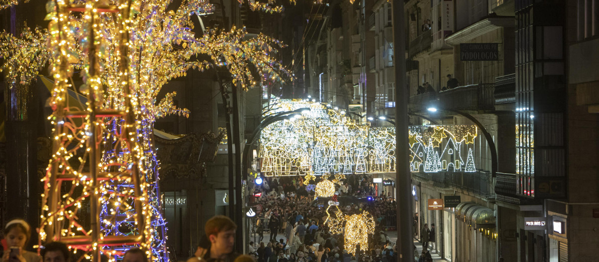 La calle Elduayen, que conecta con la Puerta del Sol, se ha sumado a las que tienen adornos gigantes en el centro de la ciudad, Policarpo Sanz y García Barbón.