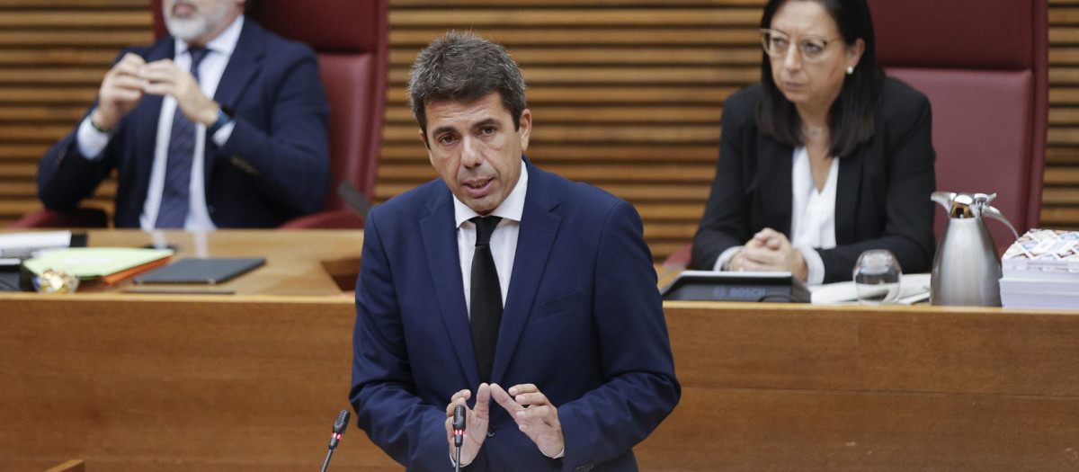 El presidente de la Generalitat, Carlos Mazón, comparece en Les Corts