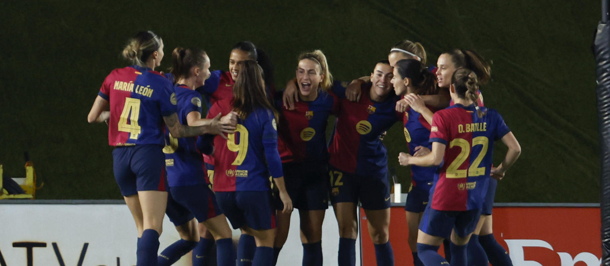 La centrocampista del Barcelona Patri Guijarro celebra con sus compañeras tras anotar un gol este sábado, durante un partido de la jornada 10 de la Liga F, entre Real Madrid y Barcelona, en el Estadio Alfredo Di Stéfano de Madrid