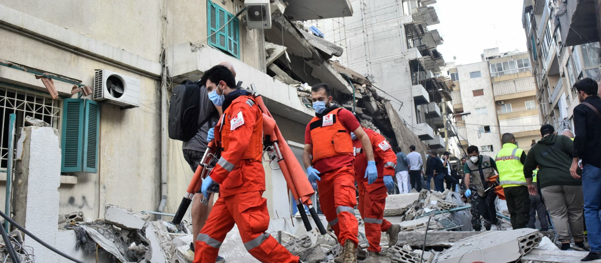 Los equipos de rescate se apresuran al lugar de un ataque israelí que tuvo como objetivo el barrio Ras al-Nabaa de Beirut