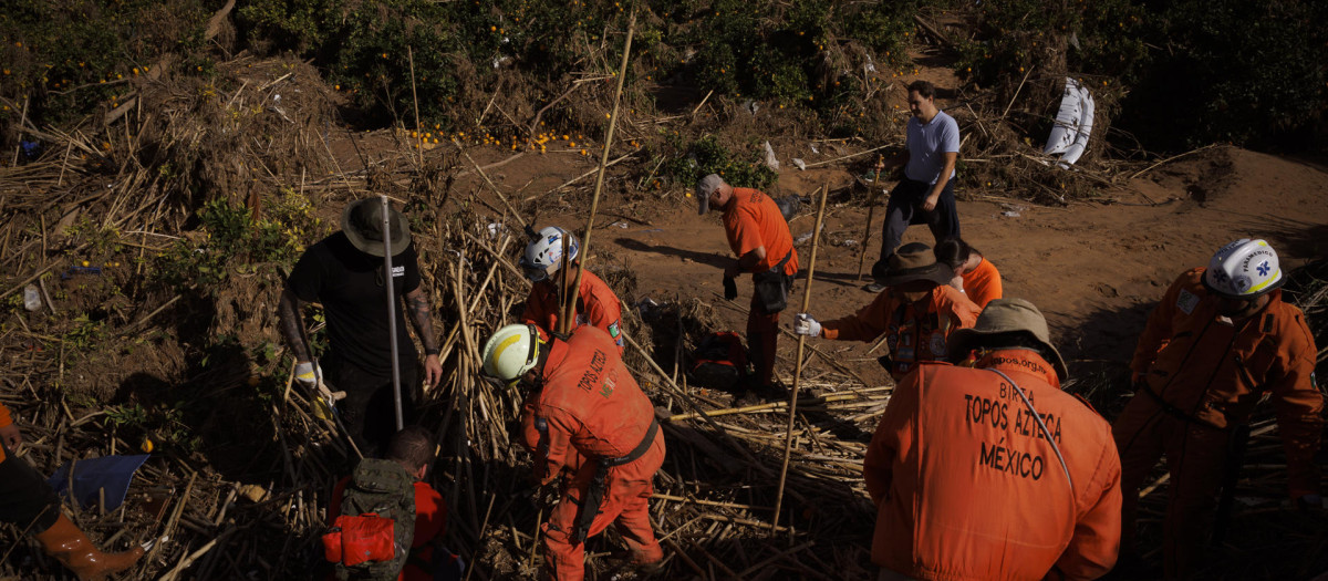 Grupo de voluntarios mexicanos Topos Aztecas en Chiva