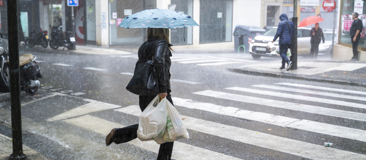 Varias personas caminan bajo la lluvia en Zaragoza