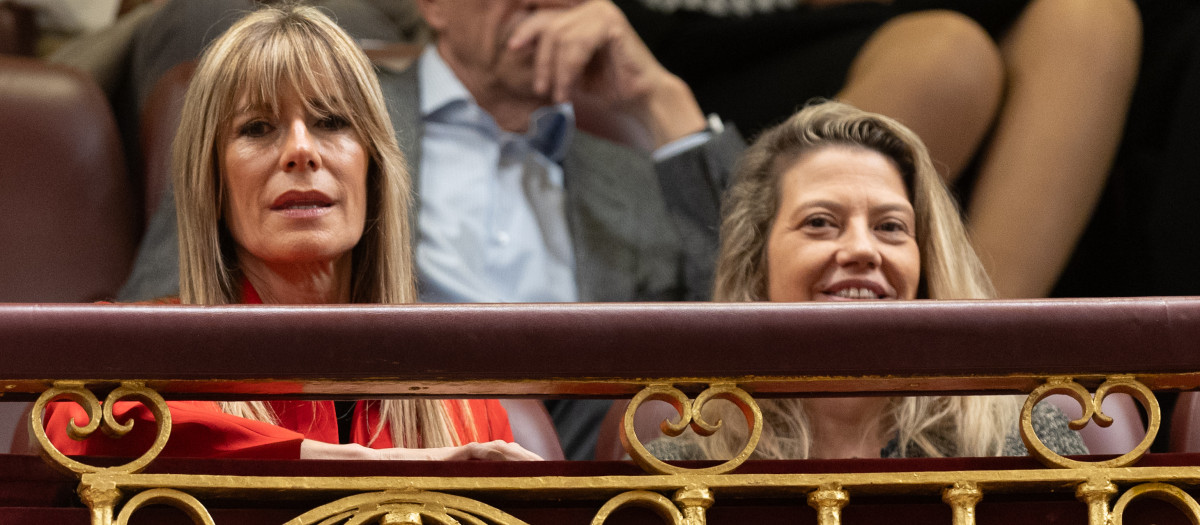 Begoña Gómez junto a su secretaria Cristina Álvarez en el Congreso de los Diputados