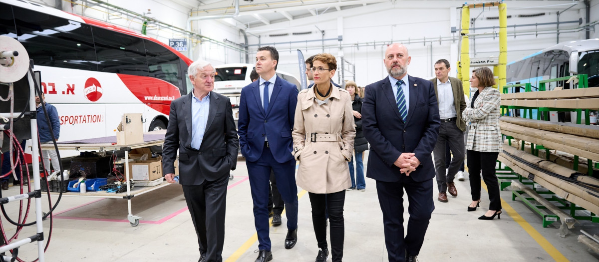 El ministro de Industria, Comercio y Turismo, Héctor Gómez, y la presidenta del Gobierno de Navarra, María Chivite, en su visita a la empresa Sunsundegui