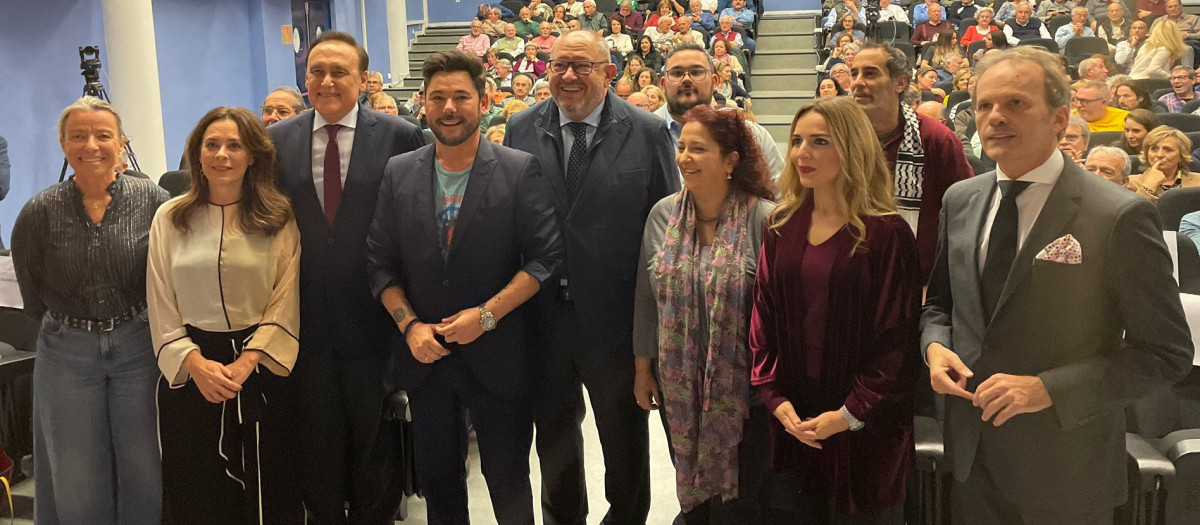 Villamandos junto a Miguel Poveda en la presentación del nuevo curso de la Cátedra de Flamencología