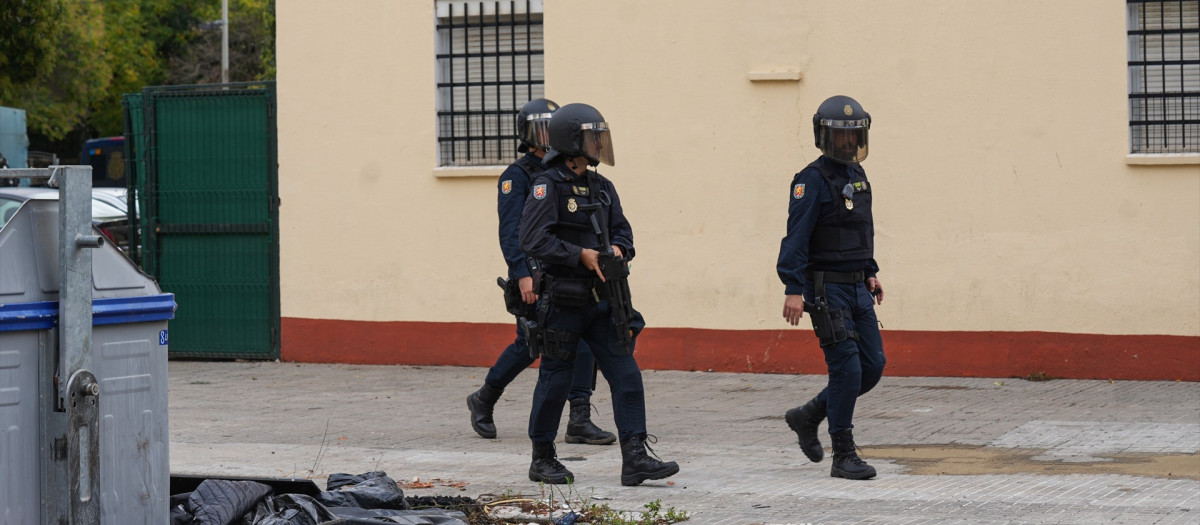 Efectivos de la Policía Nacional desplegados en el Polígono Sur