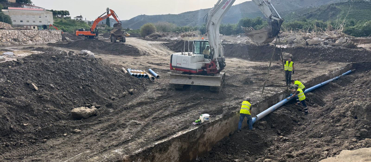 Operarios de Axaragua, empresa pública que suministra el agua en alta a los municipios de Comares, Almáchar, Cútar y El Borge de la comarca de la Axarquía (Málaga), trabajan desde el pasado jueves en cuatro grupos arreglando numerosas averías que mantienen sin agua a 5.000 vecinos, dado que la tubería transcurre por el río Benamargosa y hay que sustituirlos.EFE/Empresa Aguas Axaragua //SOLO USO EDITORIAL/SOLO DISPONIBLE PARA ILUSTRAR LA NOTICIA QUE ACOMPAÑA (CRÉDITO OBLIGATORIO)//