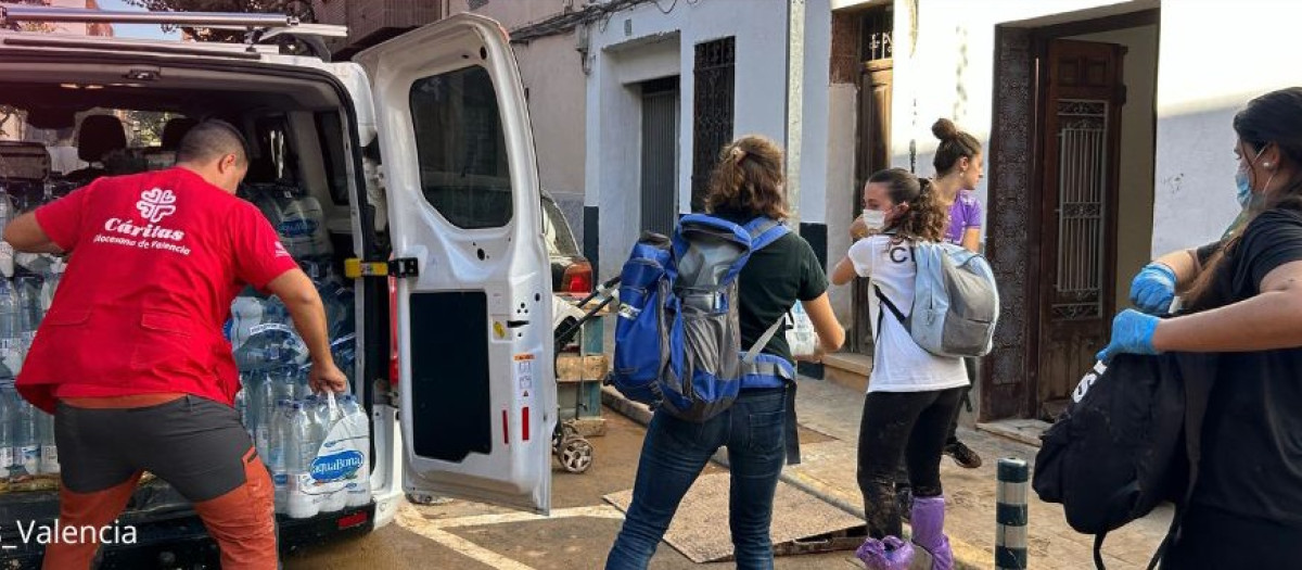 Voluntarios de Cáritas en la zona afectada por la DANA