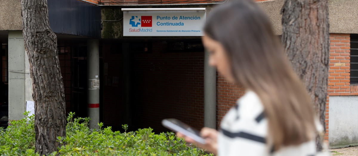 Una joven camina frente a un centro de atención continuada en Alcorcón